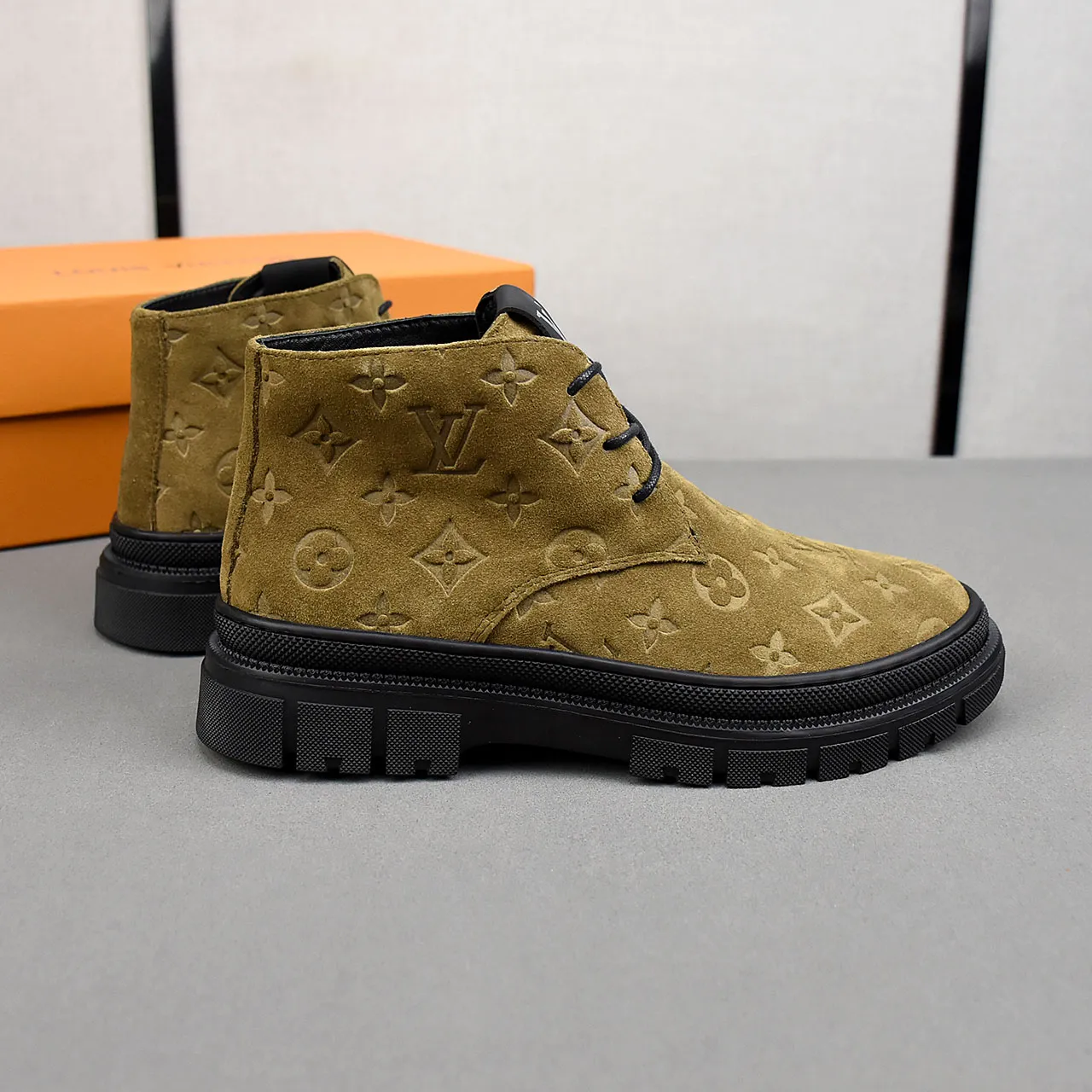 PP leather 230 gross 250👟👟👟LOUIS VUITTON LV donkey brand new thick-soled lace-up big-toe shoes men's casual shoes high-top short boots. These boots are made of waterproof nubuck to create a lightweight and comfortable shoe body. The trendy attitude of being both strong and soft makes it an everyday choice. ✔Upper: imported nubuck leather ✔Lining: sheepskin or wool ✔Outsole: molded outsole Size: 38-44